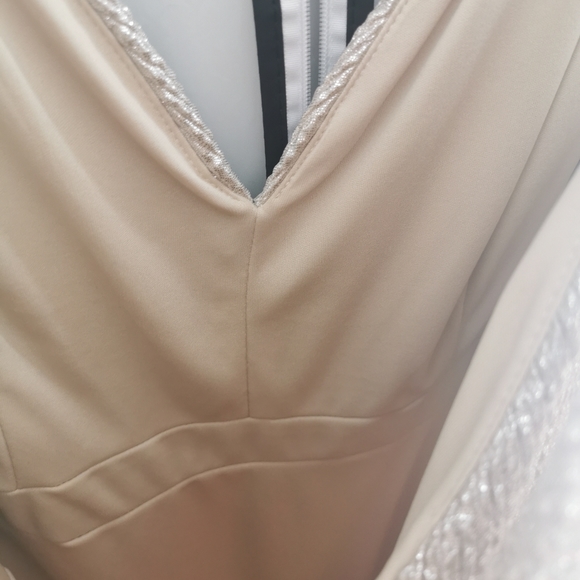 Wedding dress - Picture 8 of 16